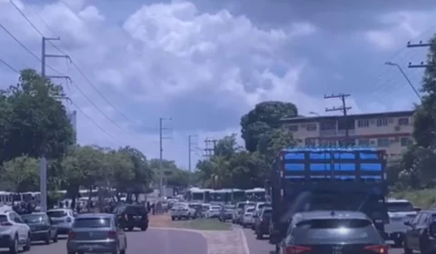 Greve de rodoviários bloqueia Avenida Brasil em Manaus; entenda motivo