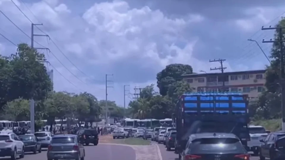 Greve de rodoviários bloqueia Avenida Brasil em Manaus; entenda motivo