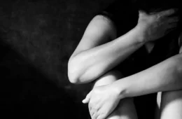 Homem é preso após estuprar jovem no Amazonas; vítima trabalhava de babá para filho do suspeito