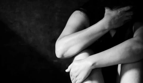 Homem é preso após estuprar jovem no Amazonas; vítima trabalhava de babá para filho do suspeito