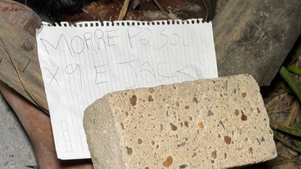 Homem é encontrado morto em Manaus com bilhete escrito ‘morri porque sou X9 e Jack’