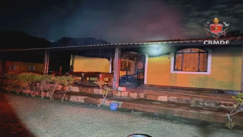 Incêndio em clínica de reabilitação no Distrito Federal deixa 5 mortos e 11 feridos