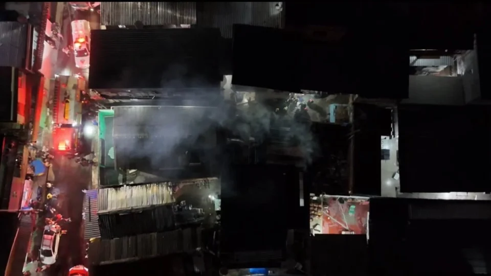 Casa pega fogo no Japiim em Manaus; curto-circuito em ar-condicionado pode ter causado incêndio