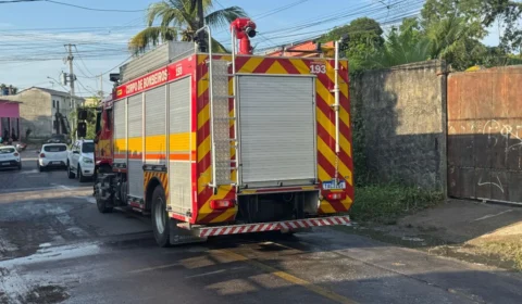 Incêndio criminoso destrói parte de empresa de recicláveis em Manaus; veja vídeo
