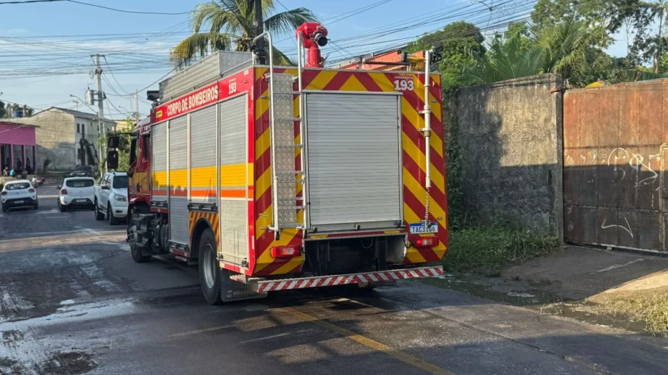 Incêndio criminoso destrói parte de empresa de recicláveis em Manaus; veja vídeo