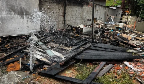 VÍDEO: Incêndio destrói casa de idosa cadeirante em Manaus; vizinha salva vítima