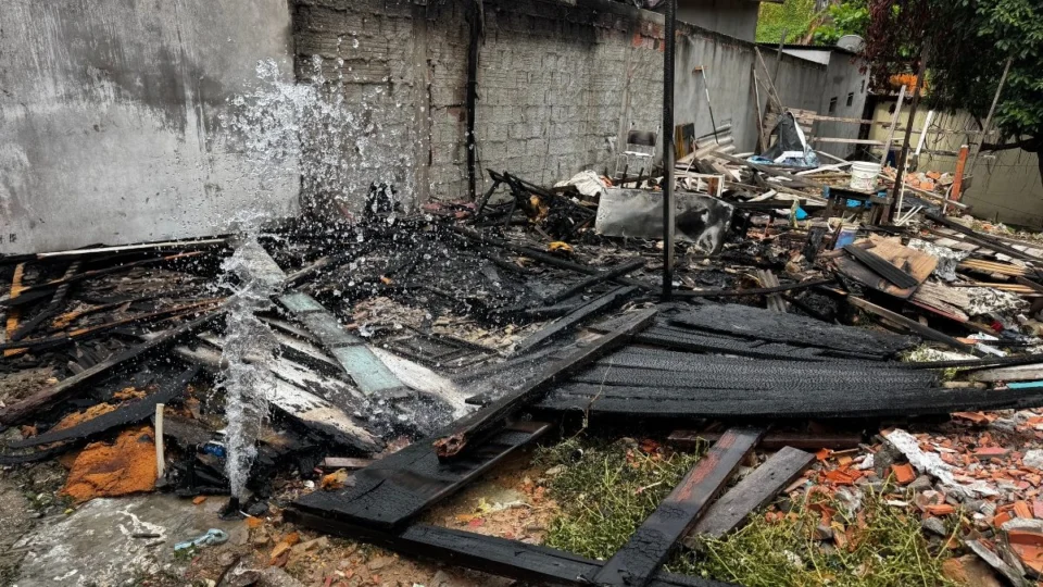 VÍDEO: Incêndio destrói casa de idosa cadeirante em Manaus; vizinha salva vítima