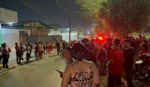 Jovem morre após ter cabeça esmagada por ônibus em Manaus; vítima estava na garupa da moto do pai
