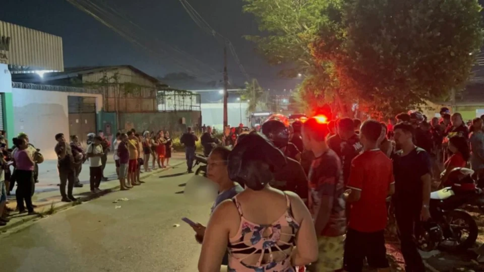 Jovem morre após ter cabeça esmagada por ônibus em Manaus; vítima estava na garupa da moto do pai