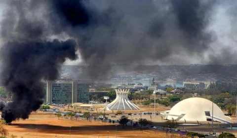 VÍDEO: homem é preso após incendiar dez banheiros químicos na Esplanada durante julgamento de Bolsonaro no STF