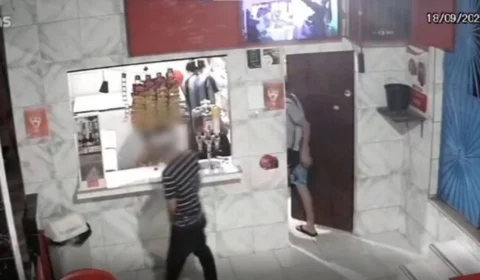 VÍDEO: grupo armado invade lanchonete e leva até salgadinhos em Manaus; veja como aconteceu