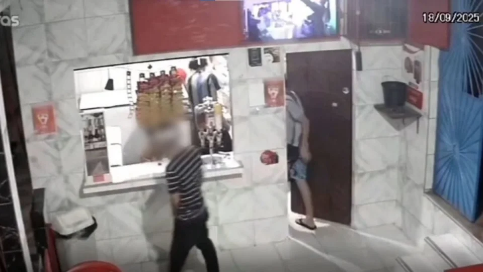 VÍDEO: grupo armado invade lanchonete e leva até salgadinhos em Manaus; veja como aconteceu
