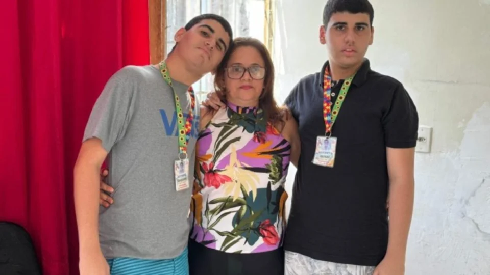 Mãe luta sozinha para garantir benefício a gêmeos com autismo em Manaus: ‘não tenho condições’