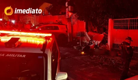 Assaltante morre e mulher fica ferida após colisão em muro durante fuga em Manaus