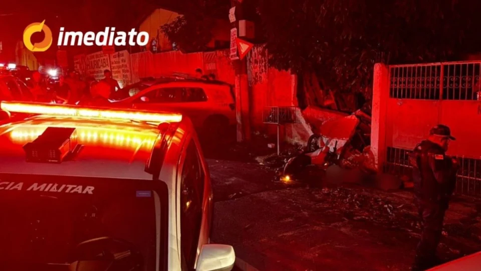 Assaltante morre e mulher fica ferida após colisão em muro durante fuga em Manaus