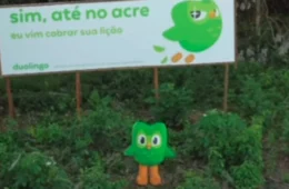 Mascote do Duolingo chega ao Acre e conhece cultura, gastronomia e participa de dança no Palácio Rio Branco