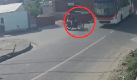 Vídeo mostra momento em que motociclista morre após colidir com ônibus em Manaus