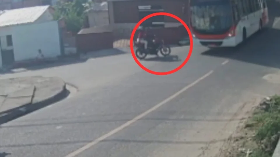 Vídeo mostra momento em que motociclista morre após colidir com ônibus em Manaus