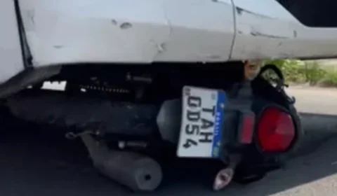 VÍDEO: Motociclista colide com ônibus e fica gravemente ferido em Manaus