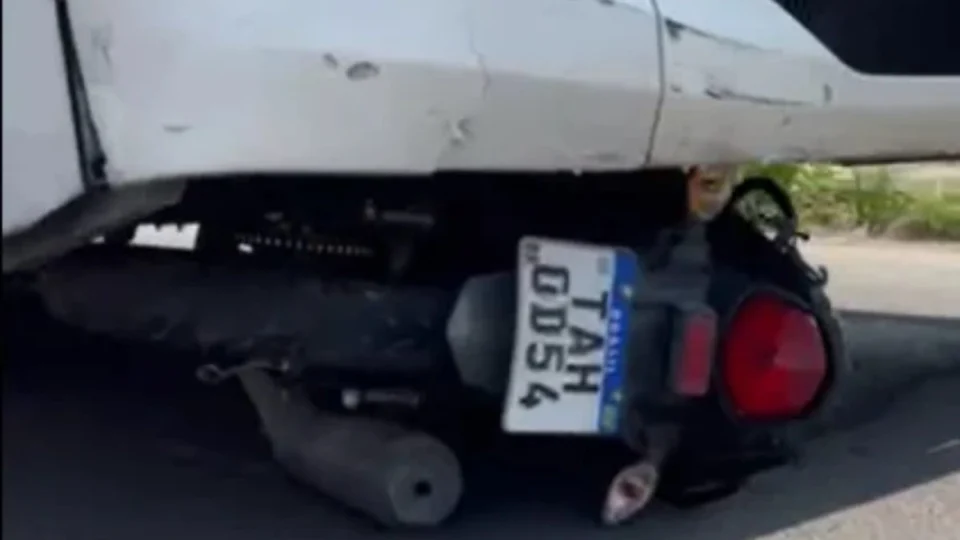 VÍDEO: Motociclista colide com ônibus e fica gravemente ferido em Manaus