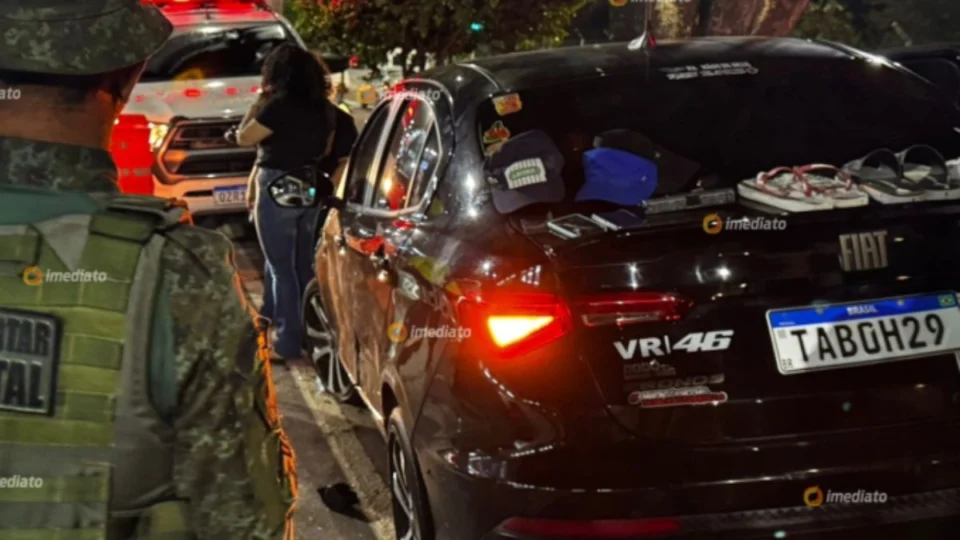VÍDEO: motorista de aplicativo bate carro contra árvore para escapar de sequestro em Manaus