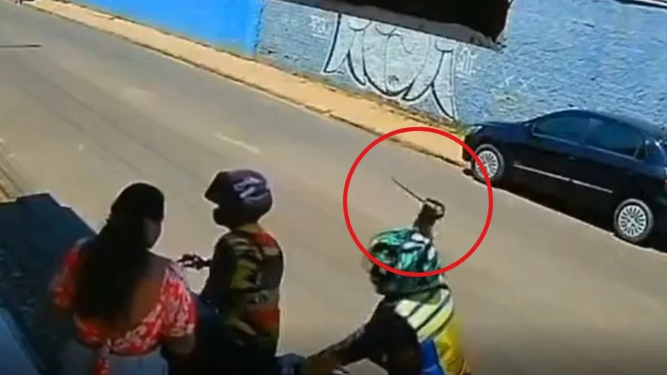 Mototaxista é esfaqueado por colega durante disputa por passageiros em Tefé; veja vídeo