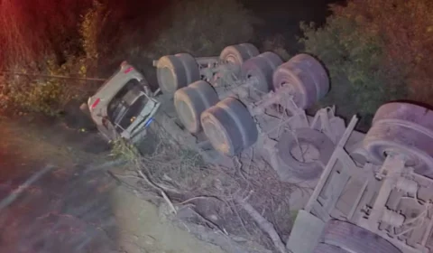 Mulher morre soterrada por carga de soja em acidente com carreta