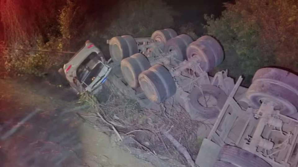 Mulher morre soterrada por carga de soja em acidente com carreta