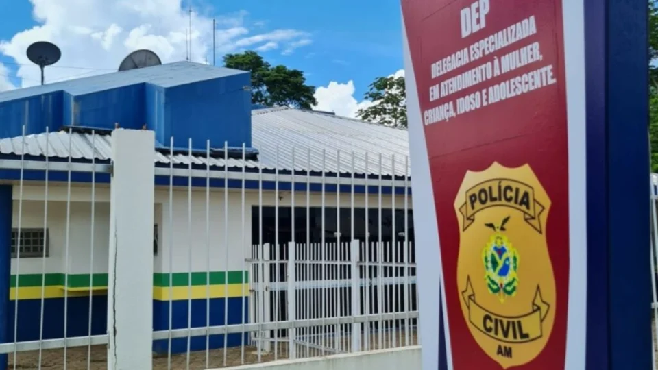 Pai é preso suspeito de estuprar as filhas de 15 e 17 anos no Amazonas; mãe omitia caso por medo do agressor