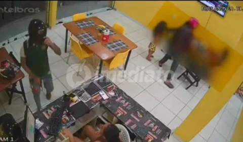 VÍDEO: dupla armada invade pastelaria e assalta família com criança em Manaus