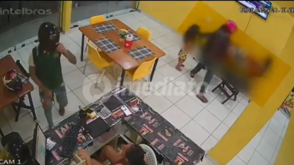 VÍDEO: dupla armada invade pastelaria e assalta família com criança em Manaus