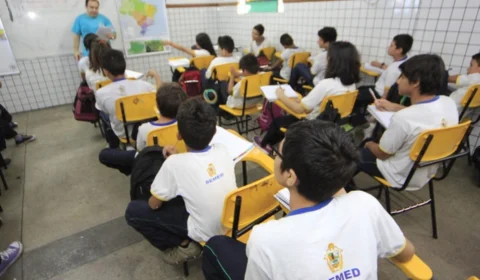 Professores de Manaus fazem paralisação e aprovam indicativo de greve; entenda a situação