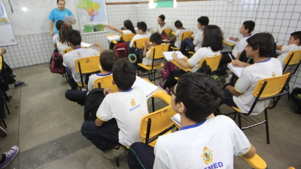 Professores de Manaus fazem paralisação e aprovam indicativo de greve; entenda a situação