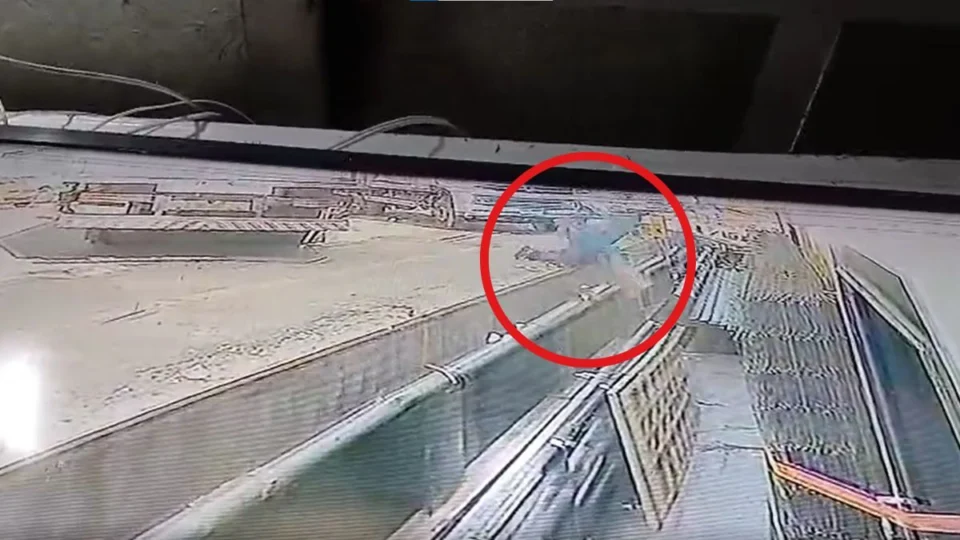 Trabalhador sofre acidente ao embarcar mercadoria no porto de Manaus; veja vídeo