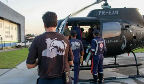 Helicóptero resgata idosa e criança em operação médica de emergência na zona rural de Manaus