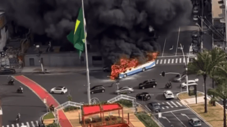 Colisão entre dois carros faz veículo capotar e deixa idosa ferida em Rio Branco