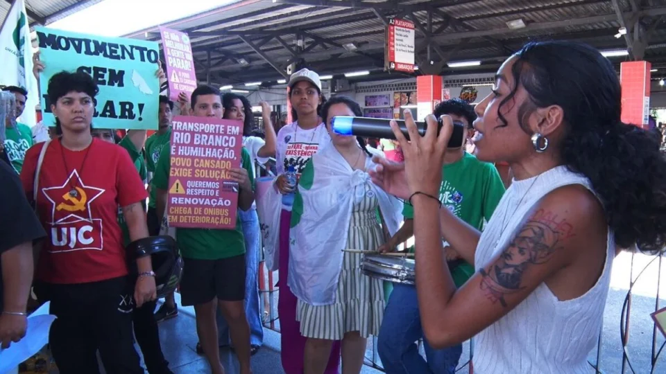 Estudantes denunciam caos no transporte público durante ato no Terminal Urbano de Rio Branco