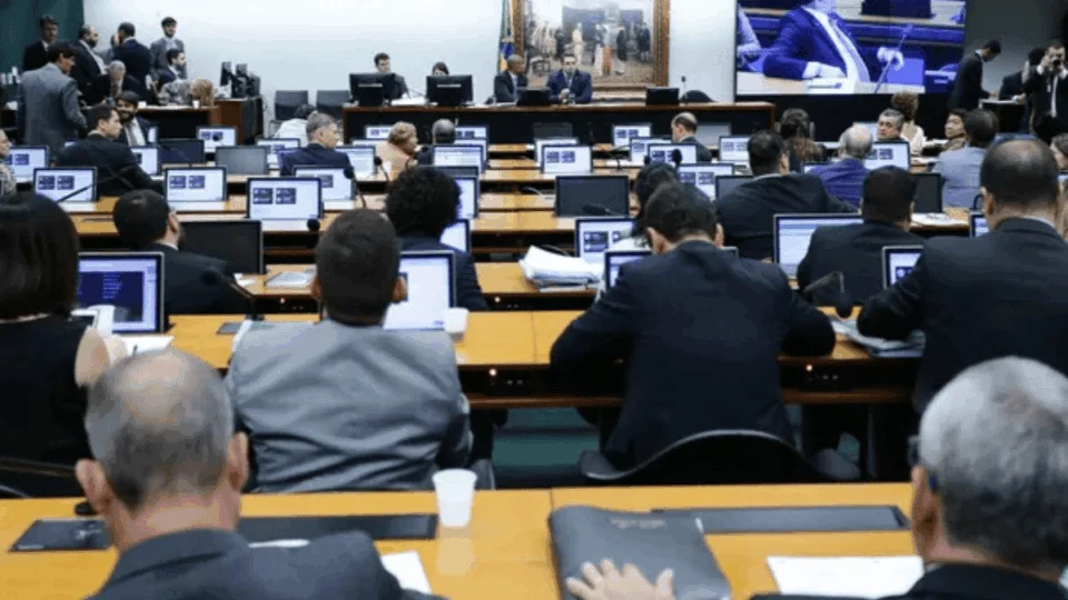 Decisões do STF: Câmara aprova limite para o poder individual de ministros