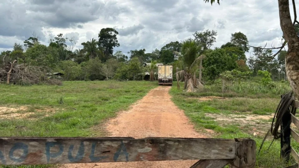Caminhão furtado de posto é localizado em sítio abandonado em Porto Velho