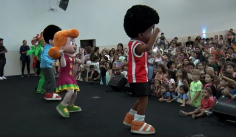 VÍDEO: Três Palavrinhas encanta público na abertura da Semana da Criança no Colégio Cristão