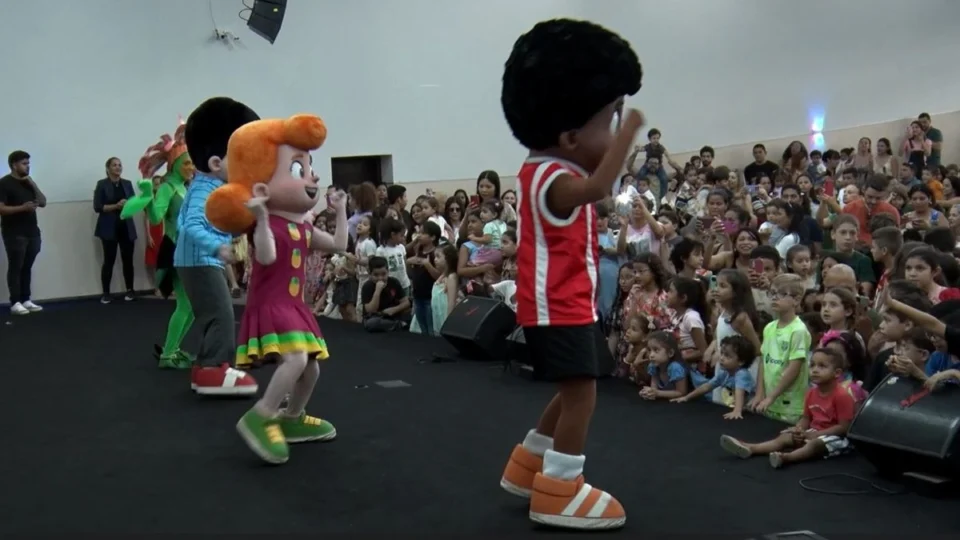 VÍDEO: Três Palavrinhas encanta público na abertura da Semana da Criança no Colégio Cristão