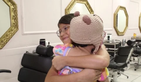 VÍDEO: Menina de 8 anos corta o cabelo para ajudar amiga com leucemia; veja a história emocionante