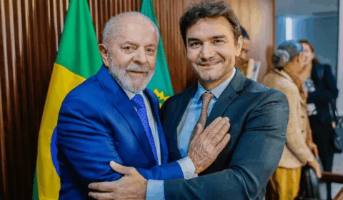‘Fico ao lado do presidente Lula’, diz Celso Sabino ao confirmar permanência no governo federal