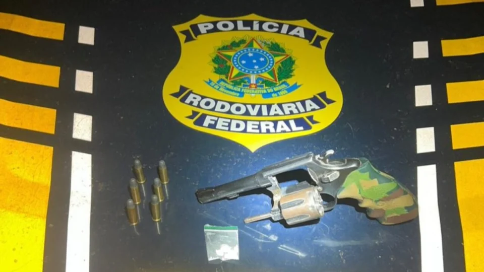 VÍDEO: PRF prende homem com revólver e cocaína durante abordagem na BR-174 em Vilhena