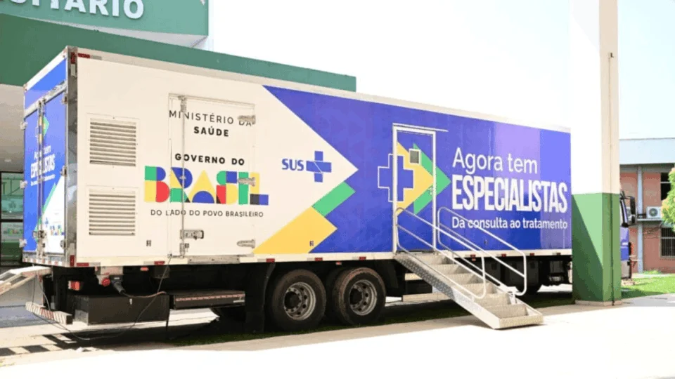 Programa “Agora Tem Especialistas” inicia atendimentos em Rio Branco com unidade móvel de saúde