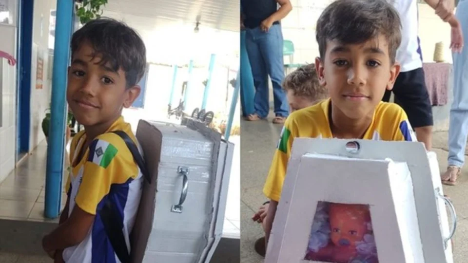 VÍDEO: Menino de 8 anos leva mochila em formato de caixão para escola em homenagem ao pai falecido
