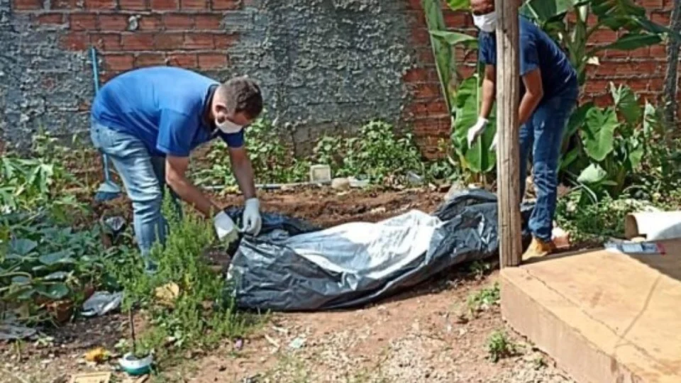 Corpo é encontrado enterrado em cova rasa nos fundos de casa em Rolim de Moura