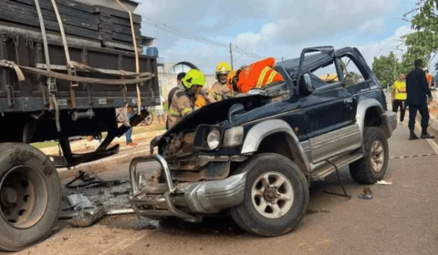 Acidente no interior do Acre deixa um morto e três feridos após carro bater em carreta parada
