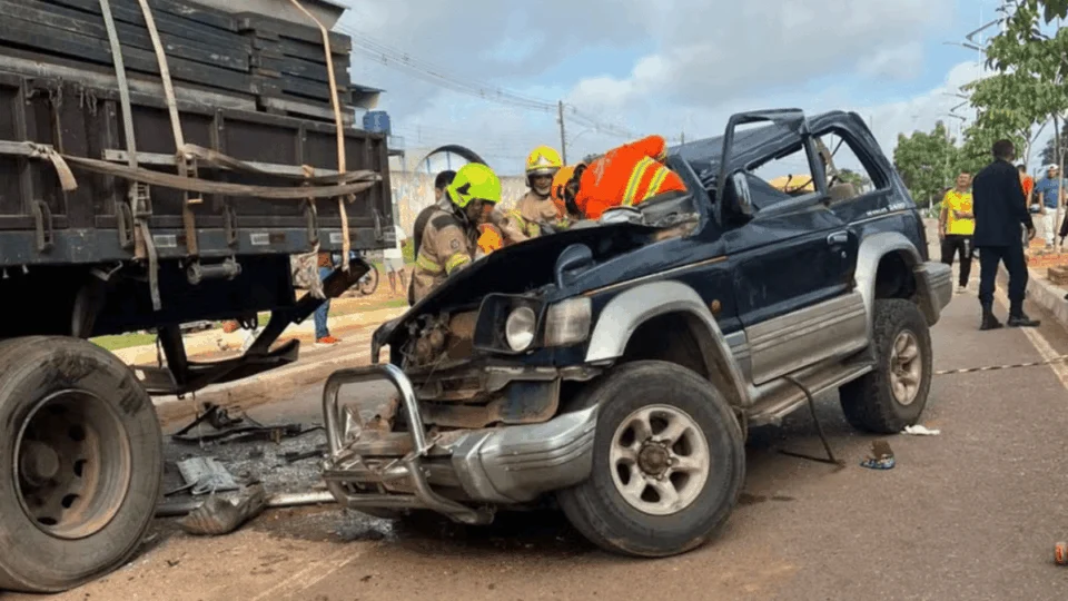 Acidente no interior do Acre deixa um morto e três feridos após carro bater em carreta parada
