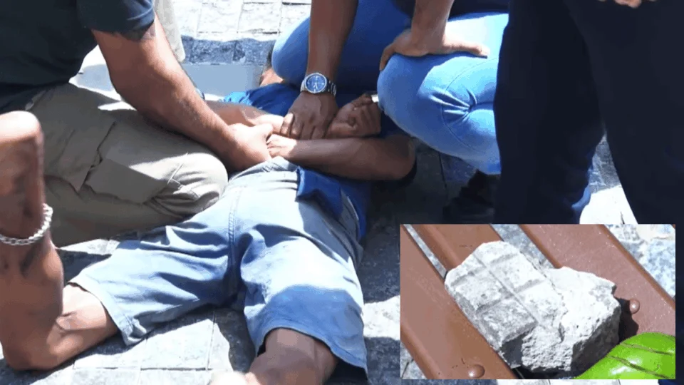 Durante manifestação no Acre, homem em situação de rua tira as roupas e ataca carros com pedra